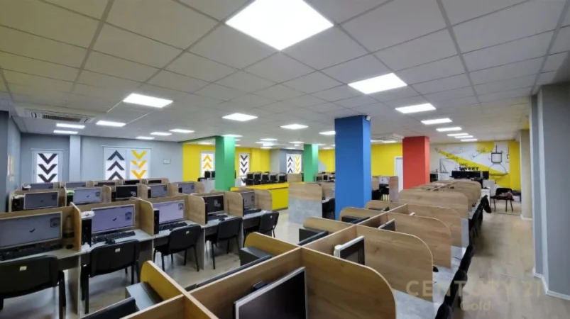 Tirane, jepet me qera zyre Kati 1, 560 m² 7.000 € (9-Katëshëve)