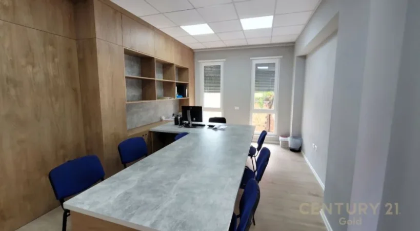 Tirane, jepet me qera zyre Kati 1, 560 m² 7.000 € (9-Katëshëve)