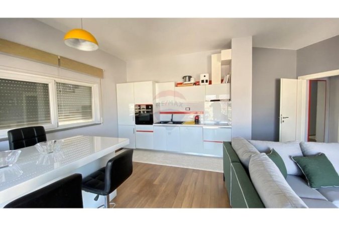 Tirane, jepet me qera apartament 2+1 , 800 € (Kopshti Botanik)