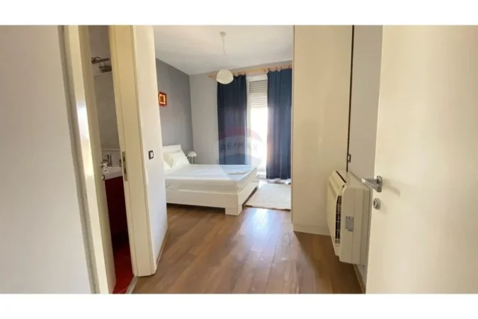 Tirane, jepet me qera apartament 2+1 , 800 € (Kopshti Botanik)