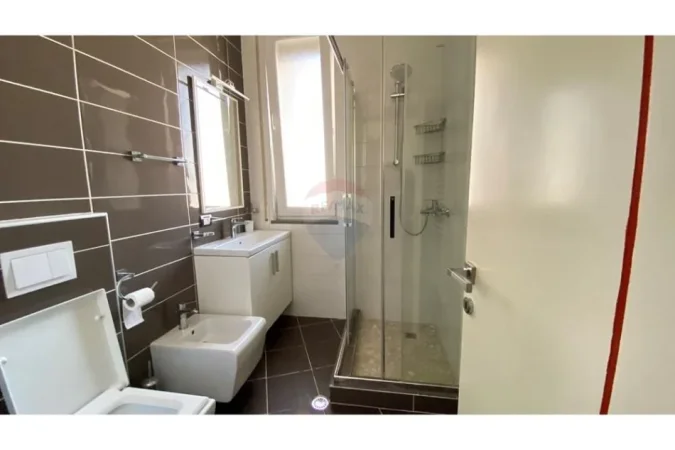 Tirane, jepet me qera apartament 2+1 , 800 € (Kopshti Botanik)