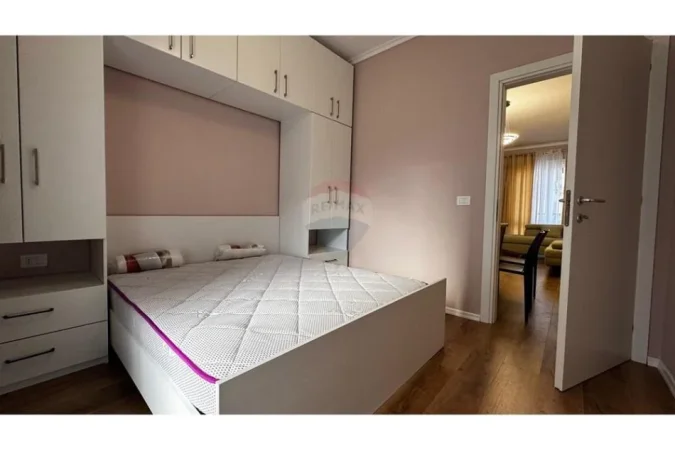 Tirane, jepet me qera apartament 1+1 , 420 € (Porcelan)