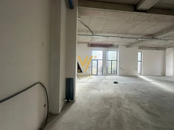 Tirane, jepet me qera AMBIENT KOMERCIAL  Kati 2, 600 m² 10.800 € (RRUGA E KAVAJES , GARDEN BUILDING )