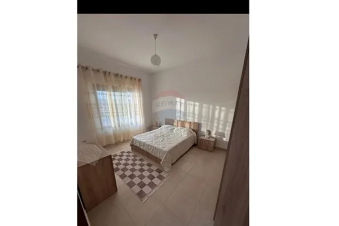 Tirane, jepet me qera apartament 1+1 , 350 € (Kinostudio)