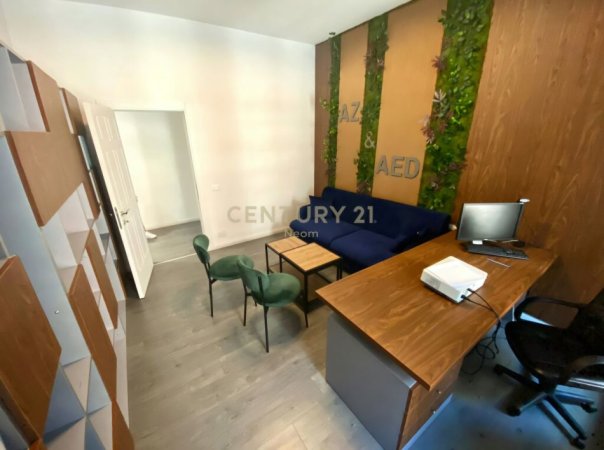 Tirane, jepet me qera zyre Kati 4, 133 m² 1.000 € (Rruga e Kavajës, Square 21)