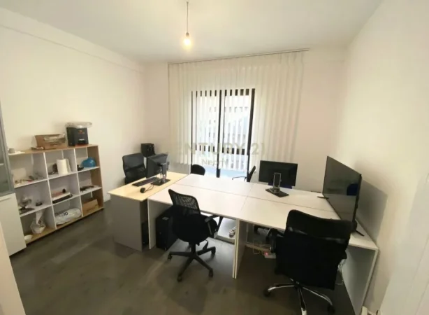 Tirane, jepet me qera zyre Kati 4, 133 m² 1.000 € (Rruga e Kavajës, Square 21)