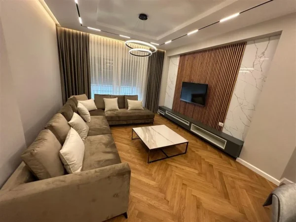 Tirane, jepet me qera apartament 3+1+Aneks+Ballkon Kati 4, 152 m² 2.500 € (Rruga Kosovareve)