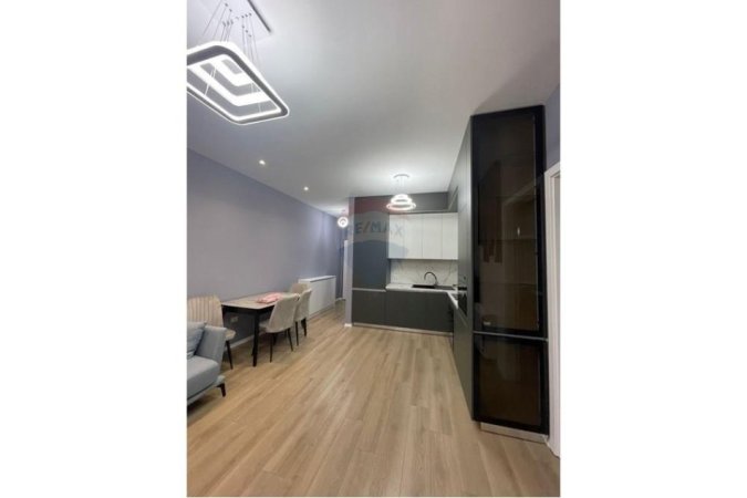 Tirane, jepet me qera apartament 2+1 , 800 € (Qendra Emerald)