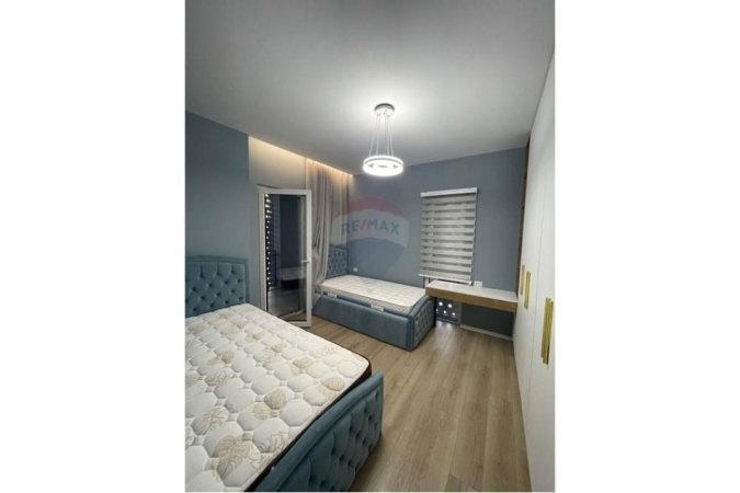 Tirane, jepet me qera apartament 2+1 , 800 € (Qendra Emerald)