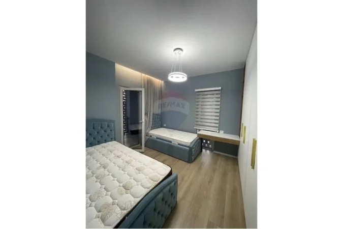 Tirane, jepet me qera apartament 2+1 , 800 € (Qendra Emerald)