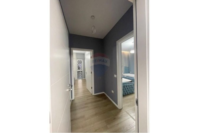 Tirane, jepet me qera apartament 2+1 , 800 € (Qendra Emerald)