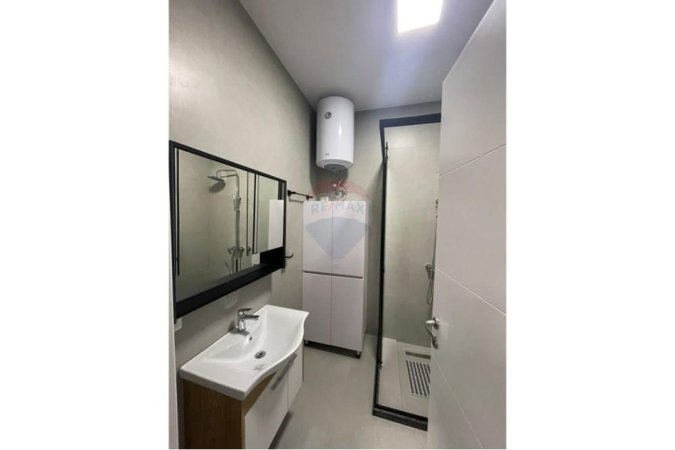 Tirane, jepet me qera apartament 2+1 , 800 € (Qendra Emerald)