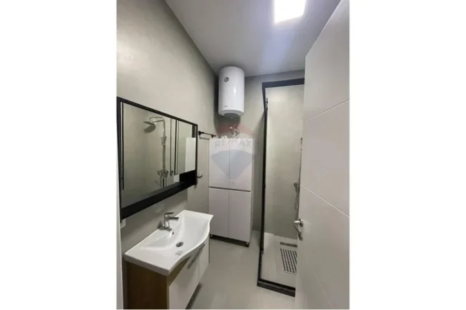 Tirane, jepet me qera apartament 2+1 , 800 € (Qendra Emerald)