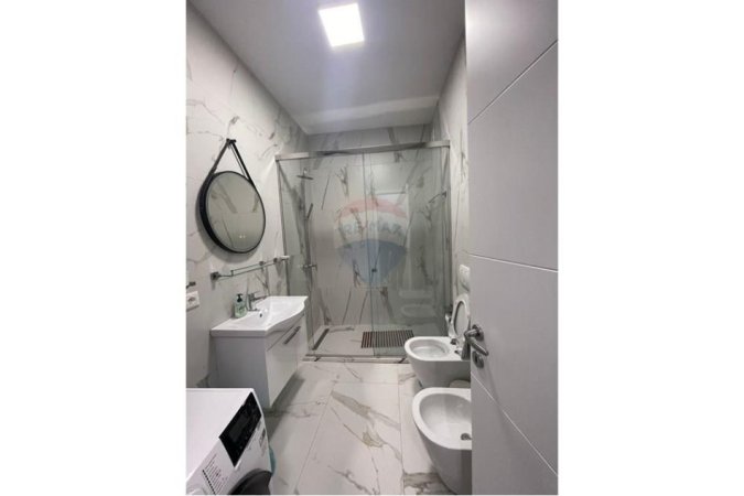 Tirane, jepet me qera apartament 2+1 , 800 € (Qendra Emerald)