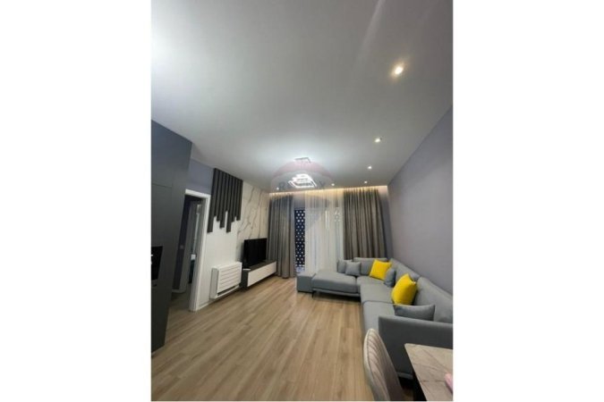 Tirane, jepet me qera apartament 2+1 , 800 € (Qendra Emerald)