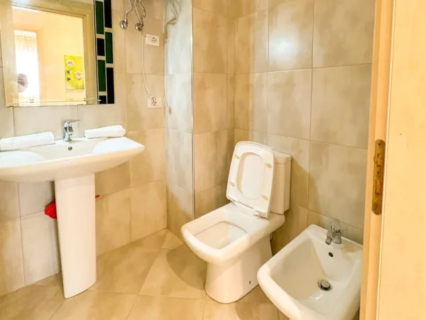Tirane, jepet me qera apartament 2+1+Aneks+Ballkon Kati 5, 78 m² 650 € (pallati me shigjeta)