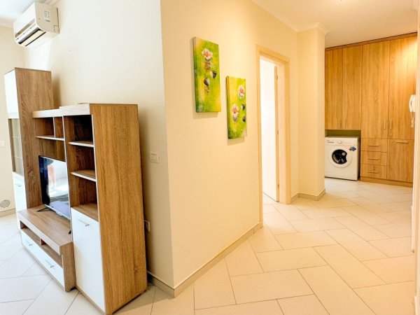Tirane, jepet me qera apartament 2+1+Aneks+Ballkon Kati 5, 78 m² 650 € (pallati me shigjeta)