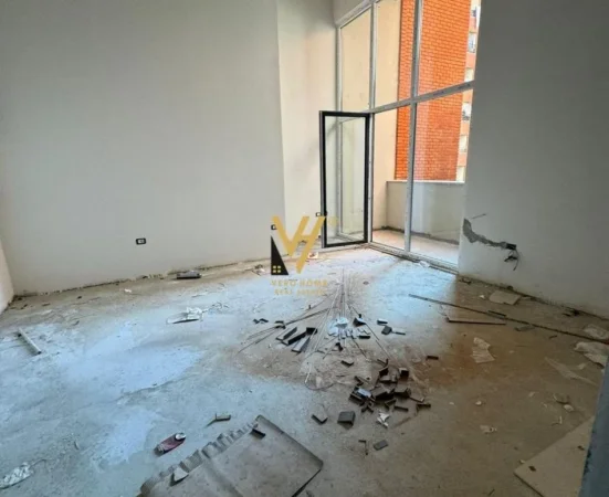 Tirane, shitet dyqan Kati 1, 45 m² 88.000 € (YZBERISHT)