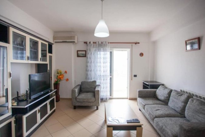 Durres, jepet me qera apartament 2+1+Ballkon Kati 7, 90 m² 350 € (VOLLGA DURRES!)