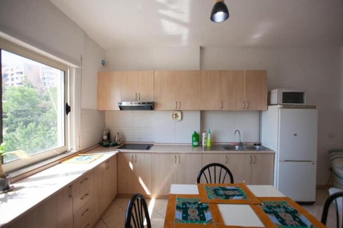 Durres, jepet me qera apartament 2+1+Ballkon Kati 4, 120 m² 120 € (VOLLGA DURRES!)