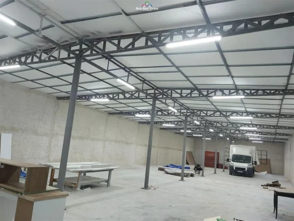 Tirane, jepet me qera magazine Kati 0, 550 m² 1.500 € (rruga e arberit)