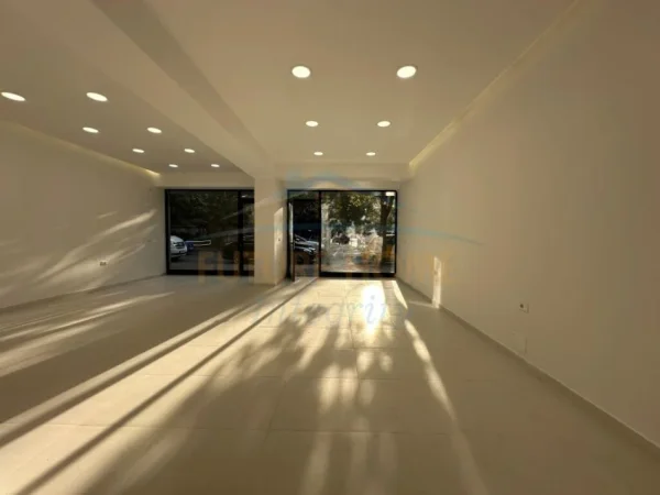 Tirane, shitet dyqan Kati 0, 83 m² 460.000 € (BULEVARDI BAJRAM CURI TIRANE)