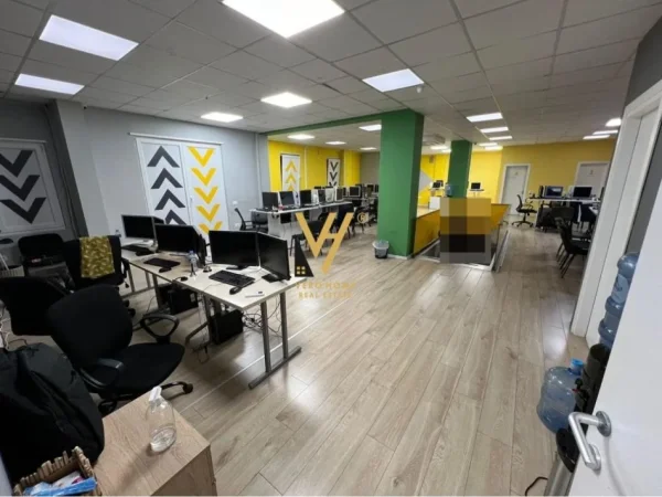 Tirane, jepet me qera zyre Kati 1, 562 m² 7.000 € (QENDER)