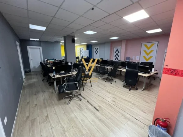 Tirane, jepet me qera zyre Kati 1, 562 m² 7.000 € (QENDER)