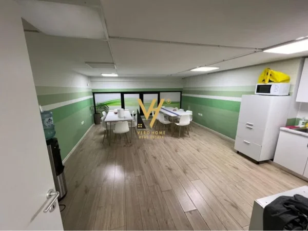 Tirane, jepet me qera zyre Kati 1, 562 m² 7.000 € (QENDER)