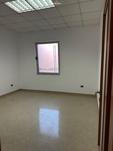 Tirane, jepet me qera zyre Kati 3, 100 m² 950 € (Blloku)