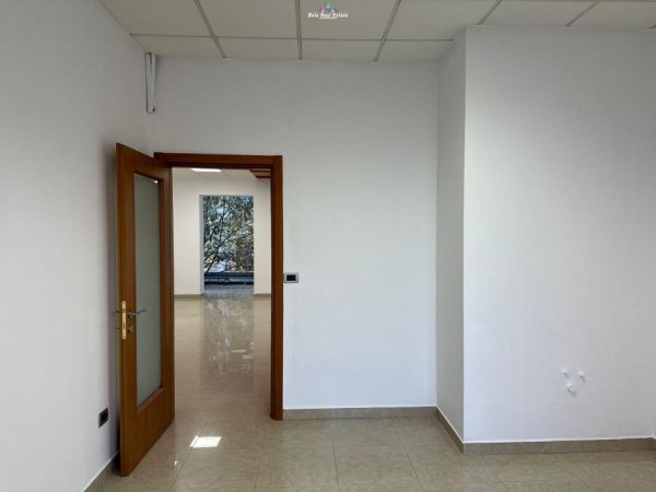 Tirane, jepet me qera zyre Kati 3, 100 m² 950 € (Blloku)