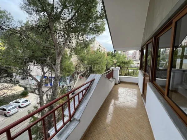 Tirane, jepet me qera ambjent biznesi Kati 3, 278 m² 2.500 € (Don Bosko)