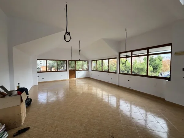 Tirane, jepet me qera ambjent biznesi Kati 3, 278 m² 2.500 € (Don Bosko)