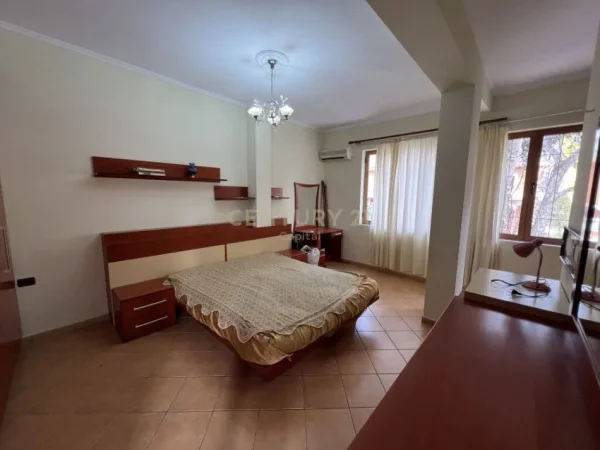 Tirane, jepet me qera ambjent biznesi Kati 3, 278 m² 2.500 € (Don Bosko)