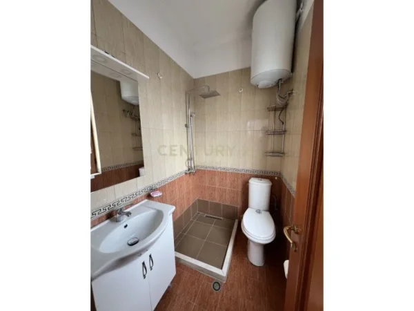 Tirane, jepet me qera ambjent biznesi Kati 3, 278 m² 2.500 € (Don Bosko)