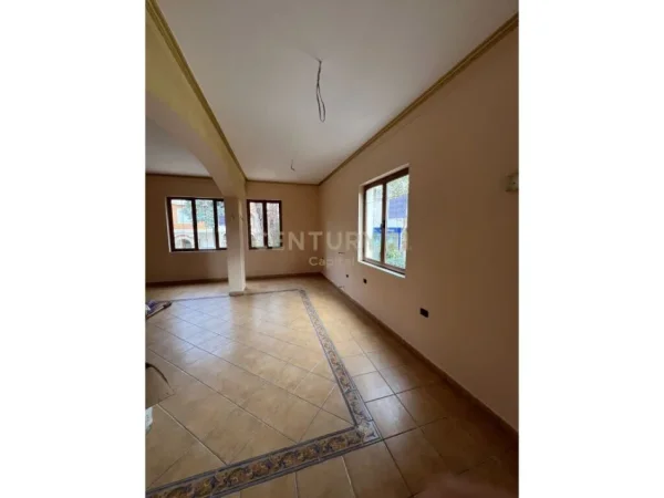 Tirane, jepet me qera ambjent biznesi Kati 3, 278 m² 2.500 € (Don Bosko)