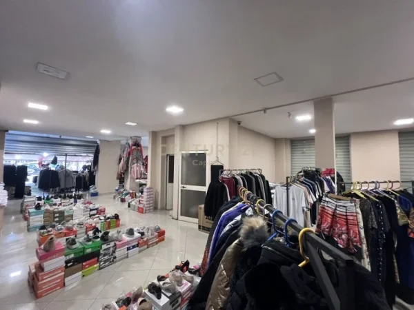 Tirane, jepet me qera ambjent biznesi Kati 0, 150 m² 3.000 € (Laprakë)