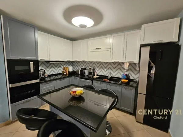 Tirane, shitet apartament 4+1+Aneks+Ballkon Kati 5, 224 m² 300.000 € (Unaza e Re)