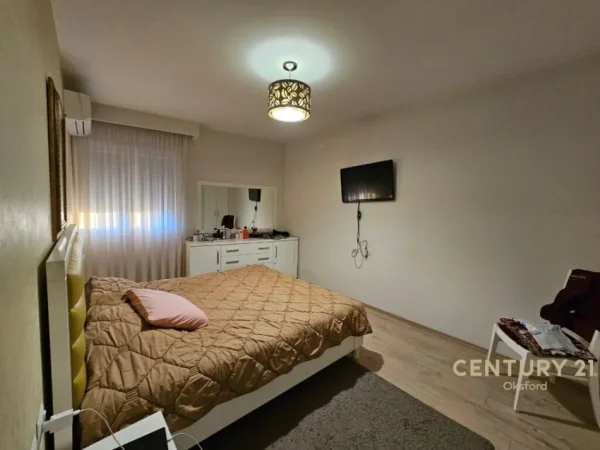 Tirane, shitet apartament 4+1+Aneks+Ballkon Kati 5, 224 m² 300.000 € (Unaza e Re)