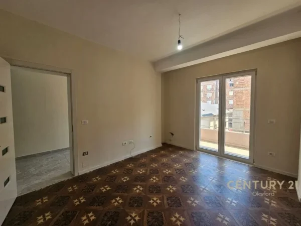 Tirane, jepet me qera ambjent biznesi Kati 2, 100 m² 700 € (Qender)
