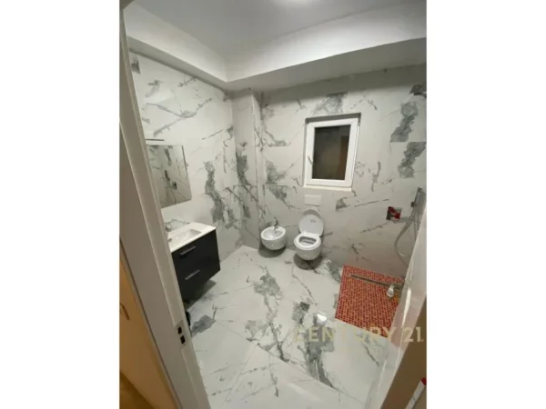 Tirane, jepet me qera ambjent biznesi Kati 2, 100 m² 700 € (Qender)