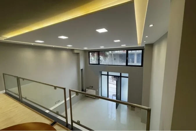 Tirane, jepet me qera ambjent biznesi , 550 € (Selite)