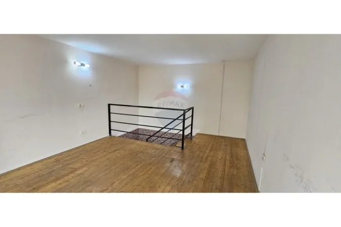 Tirane, jepet me qera ambjent biznesi , 500 € (Bulevardi Zhan Dark)