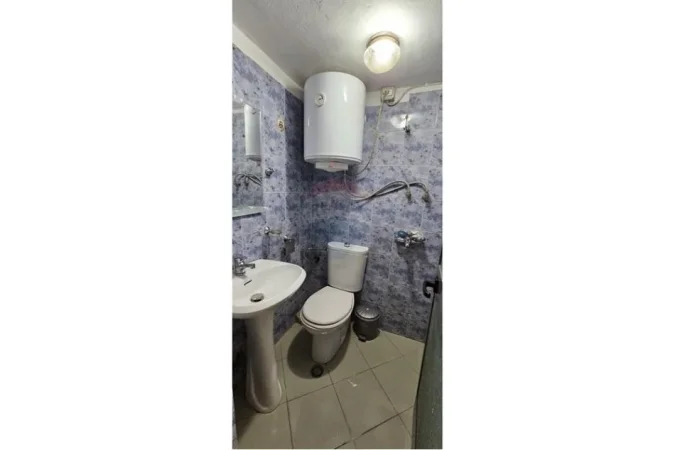 Tirane, jepet me qera ambjent biznesi , 500 € (Bulevardi Zhan Dark)