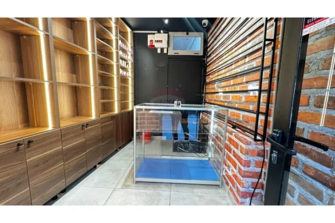 Tirane, jepet me qera ambjent biznesi , 200 € (Ambasada Amerikane)