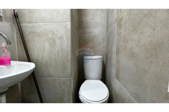 Tirane, jepet me qera ambjent biznesi , 200 € (Ambasada Amerikane)