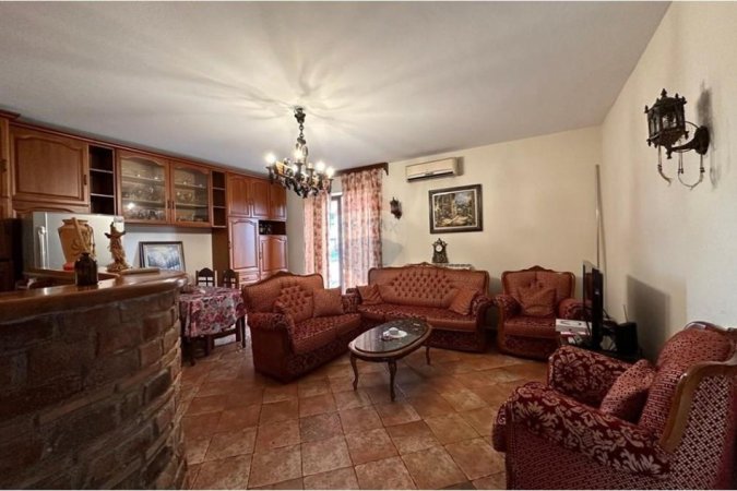 Tirane, jepet me qera apartament 2+1 , 730 € (Pazari i Ri)