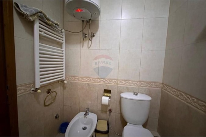 Tirane, jepet me qera apartament 2+1 , 730 € (Pazari i Ri)