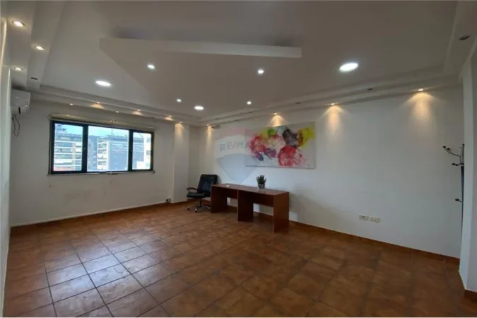 Tirane, jepet me qera zyre , 700 € (Bllok)