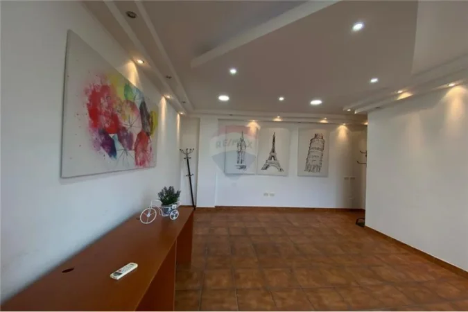 Tirane, jepet me qera zyre , 700 € (Bllok)